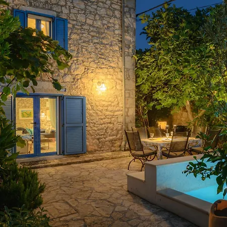 Schoene Steinvilla Annette Mit Pool Und Sauna Holiday home Porec