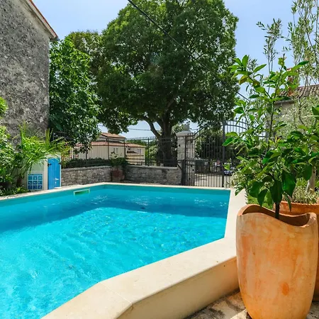 Schoene Steinvilla Annette Mit Pool Und Sauna Porec